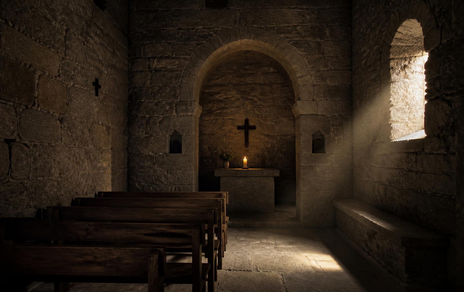 Intérieur d'une église de granit, un rayon de lumière et une bougie allumée près de l'autel